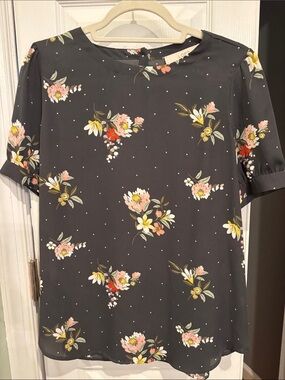 Floral Short-Sleeve Blouse in Deep Gray